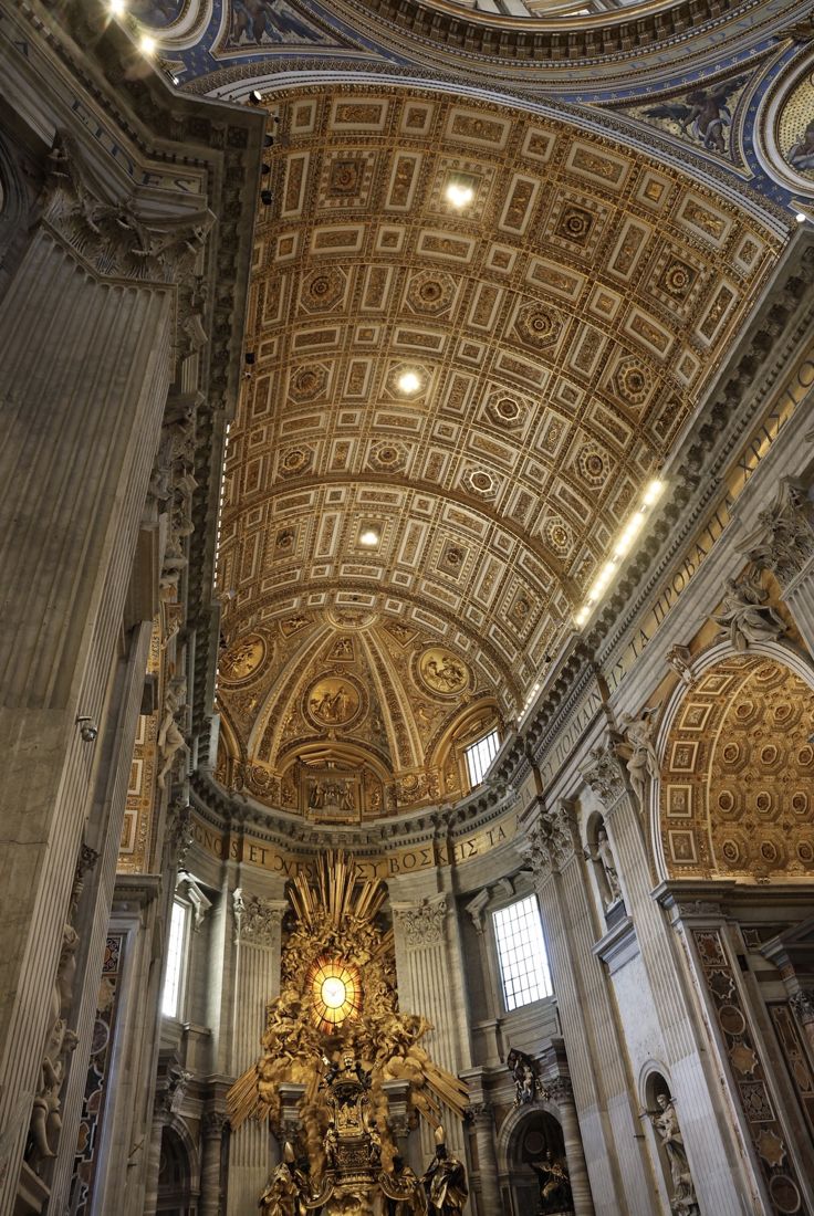 La Cattedra di San Pietro del Bernini, in fondo all'abside