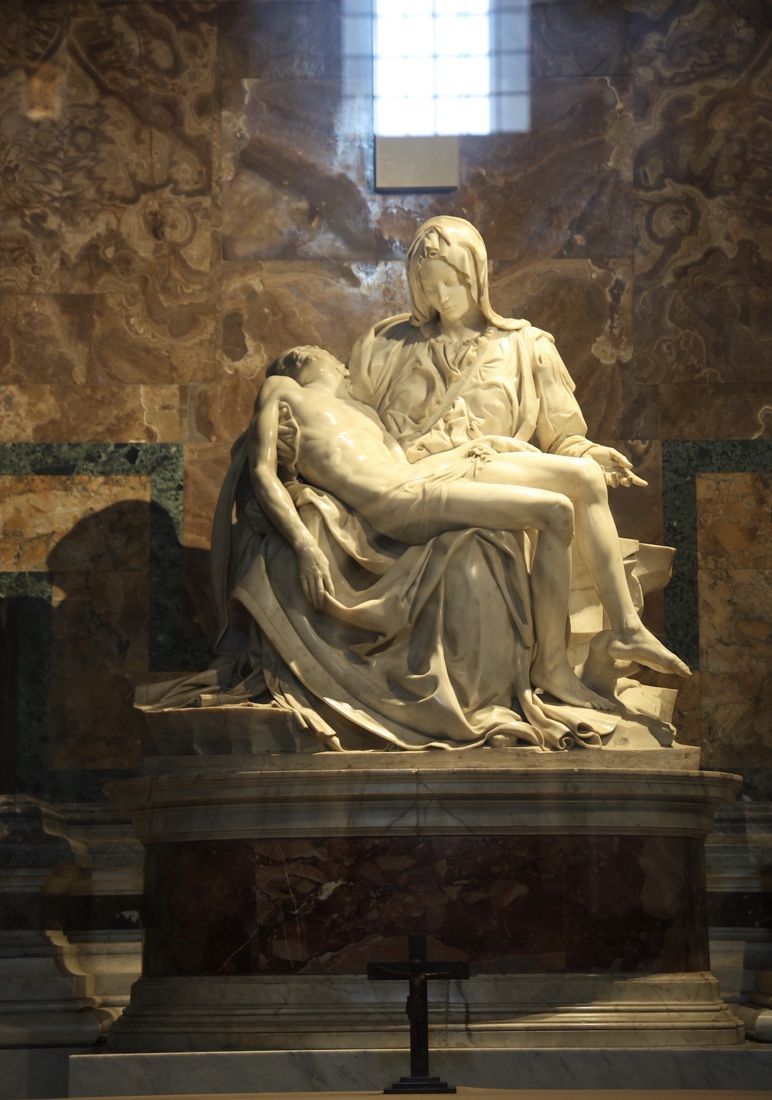 La Pietà di Michelangelo, nella prima cappella a destra